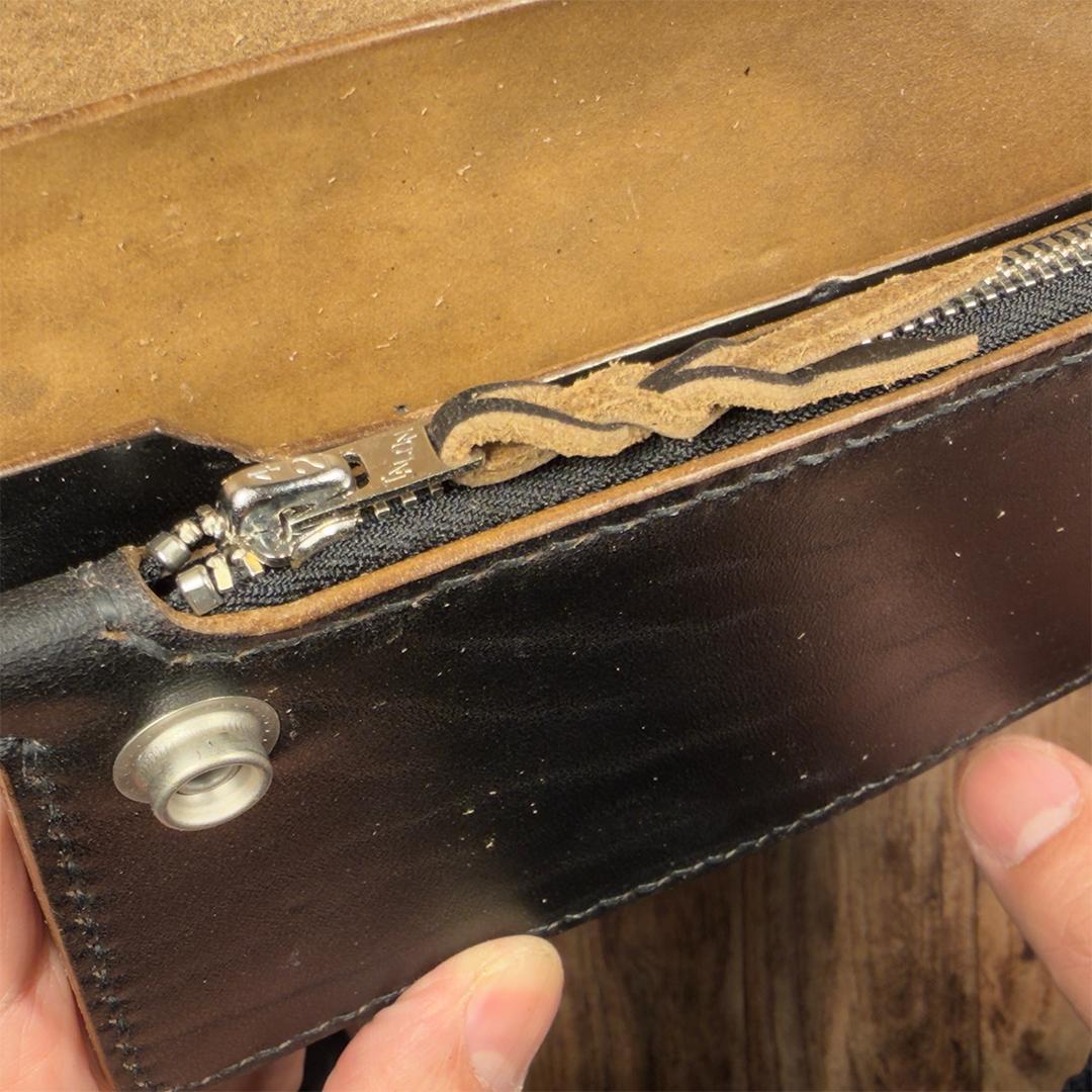 マリアム・ホースバット｜茶芯ブラック｜クラシカル・トラッカーウォレット