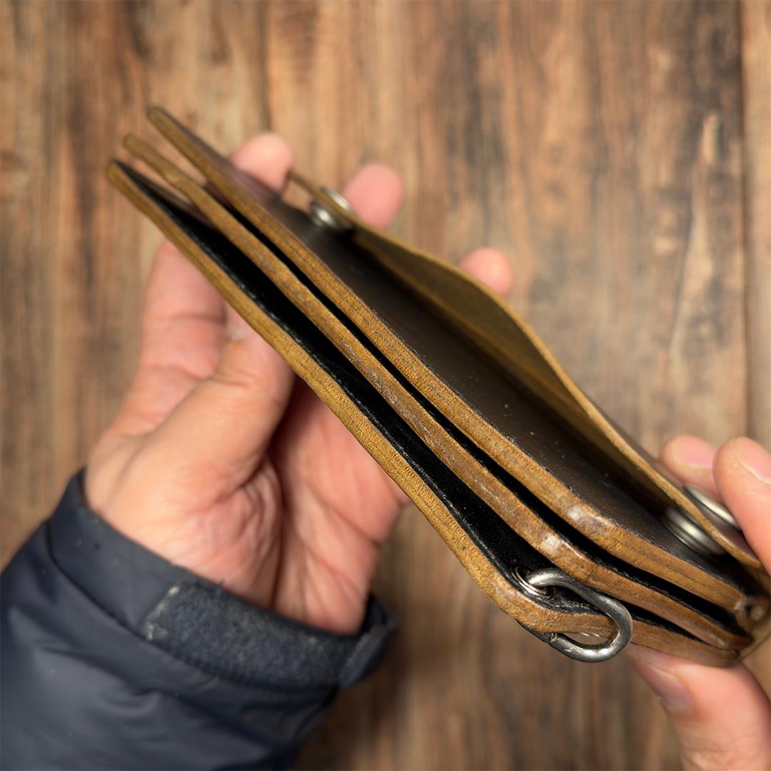 マリアム・ホースバット｜茶芯ブラック｜クラシカル・トラッカーウォレット