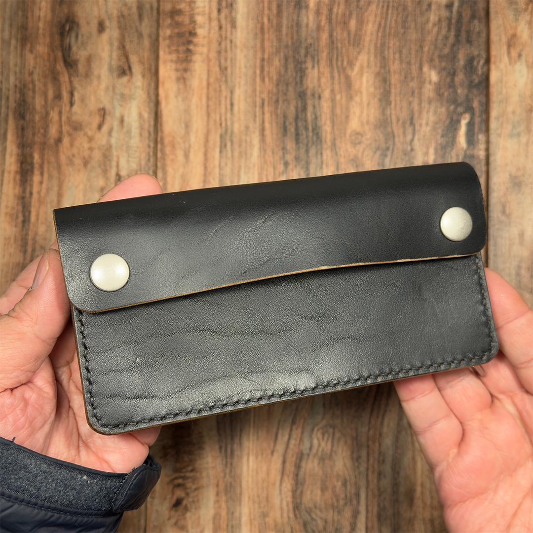 マリアム・ホースバット｜茶芯ブラック｜クラシカル・トラッカーウォレット