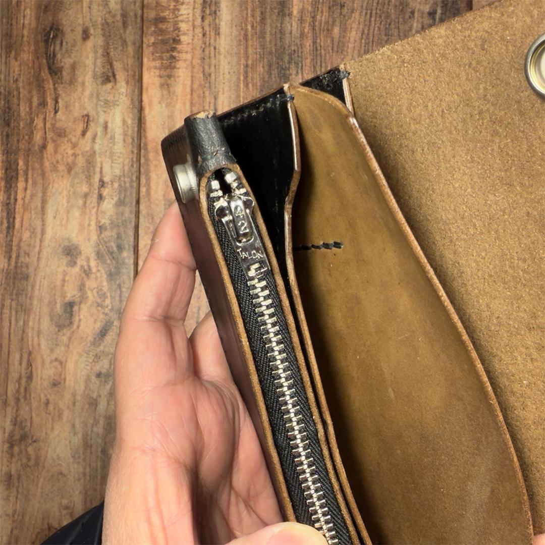 マリアム・ホースバット｜茶芯ブラック｜クラシカル・トラッカーウォレット