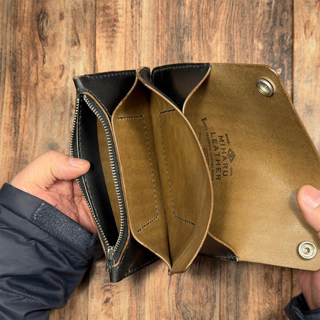 マリアム・ホースバット｜茶芯ブラック｜クラシカル・トラッカーウォレット