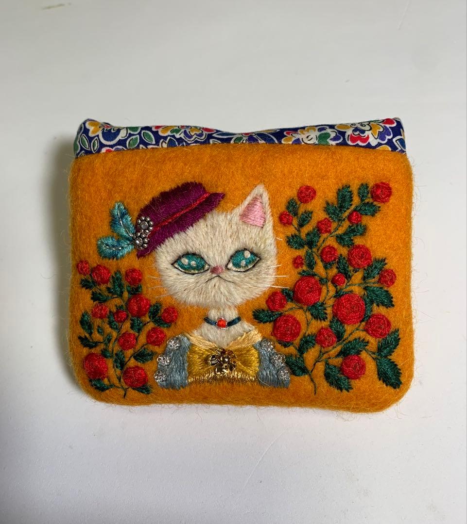 白猫さん夫人とバラ　羊毛フェルト生地のポーチ