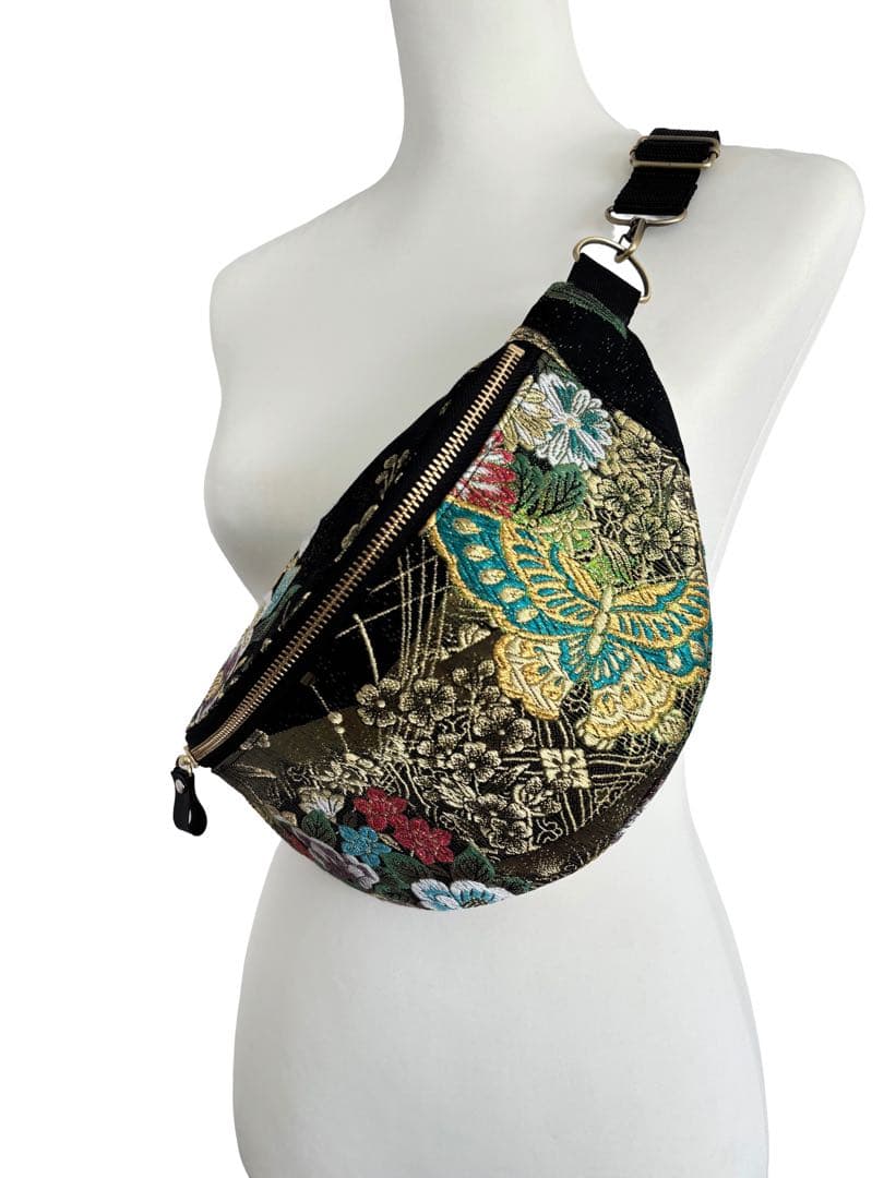 帯リメイクバッグ　ボディバッグ 蝶と四季の花々 ショルダーバッグ 右側に蝶々