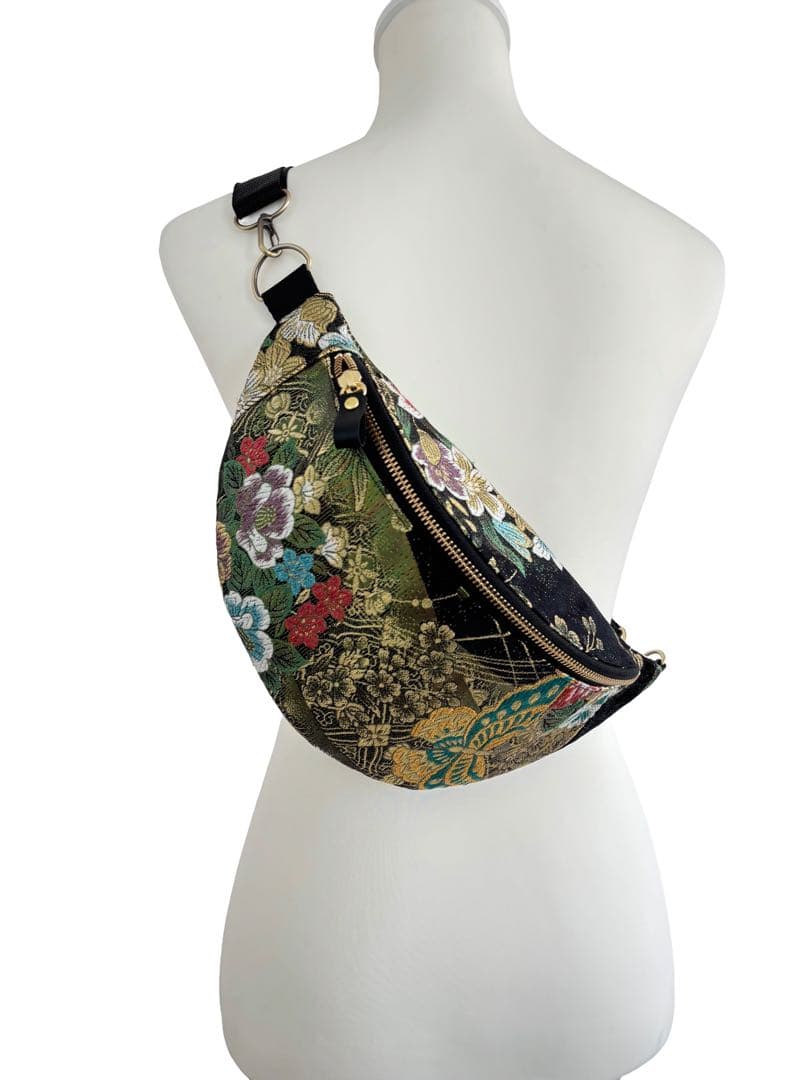 帯リメイクバッグ　ボディバッグ 蝶と四季の花々 ショルダーバッグ 右側に蝶々
