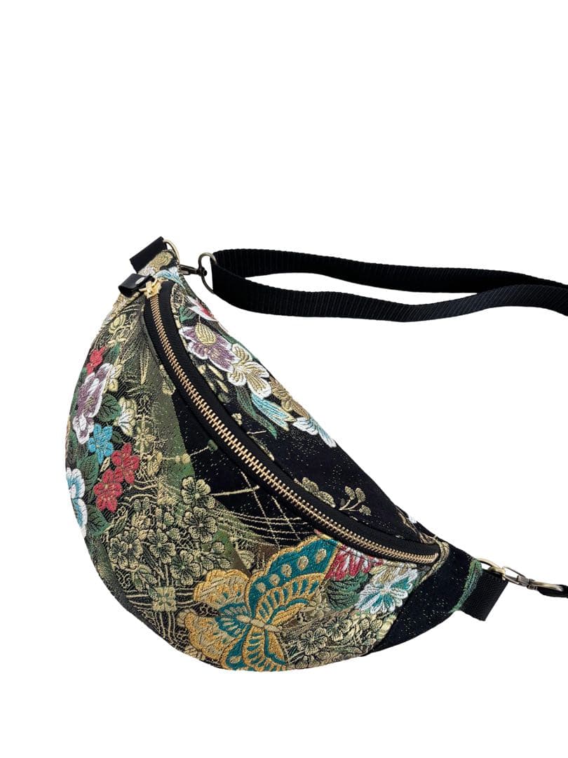 帯リメイクバッグ　ボディバッグ 蝶と四季の花々 ショルダーバッグ 右側に蝶々