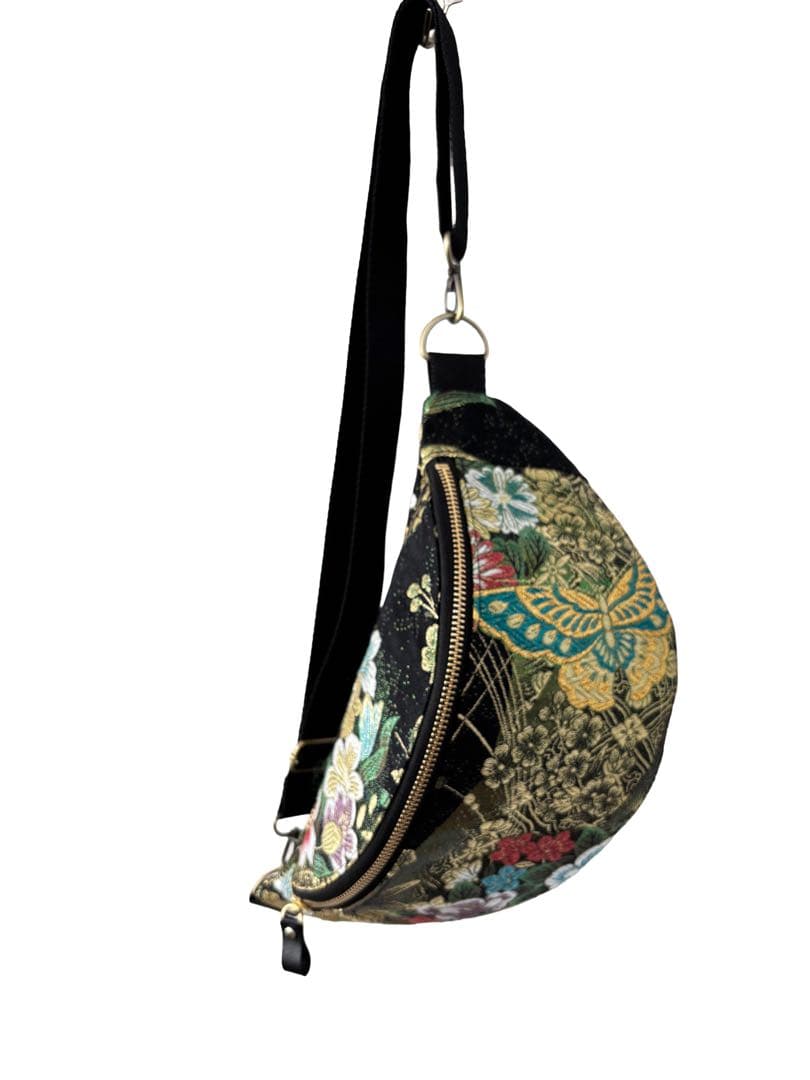 帯リメイクバッグ　ボディバッグ 蝶と四季の花々 ショルダーバッグ 右側に蝶々