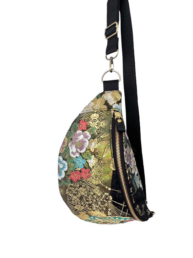 帯リメイクバッグ　ボディバッグ 蝶と四季の花々 ショルダーバッグ 右側に蝶々