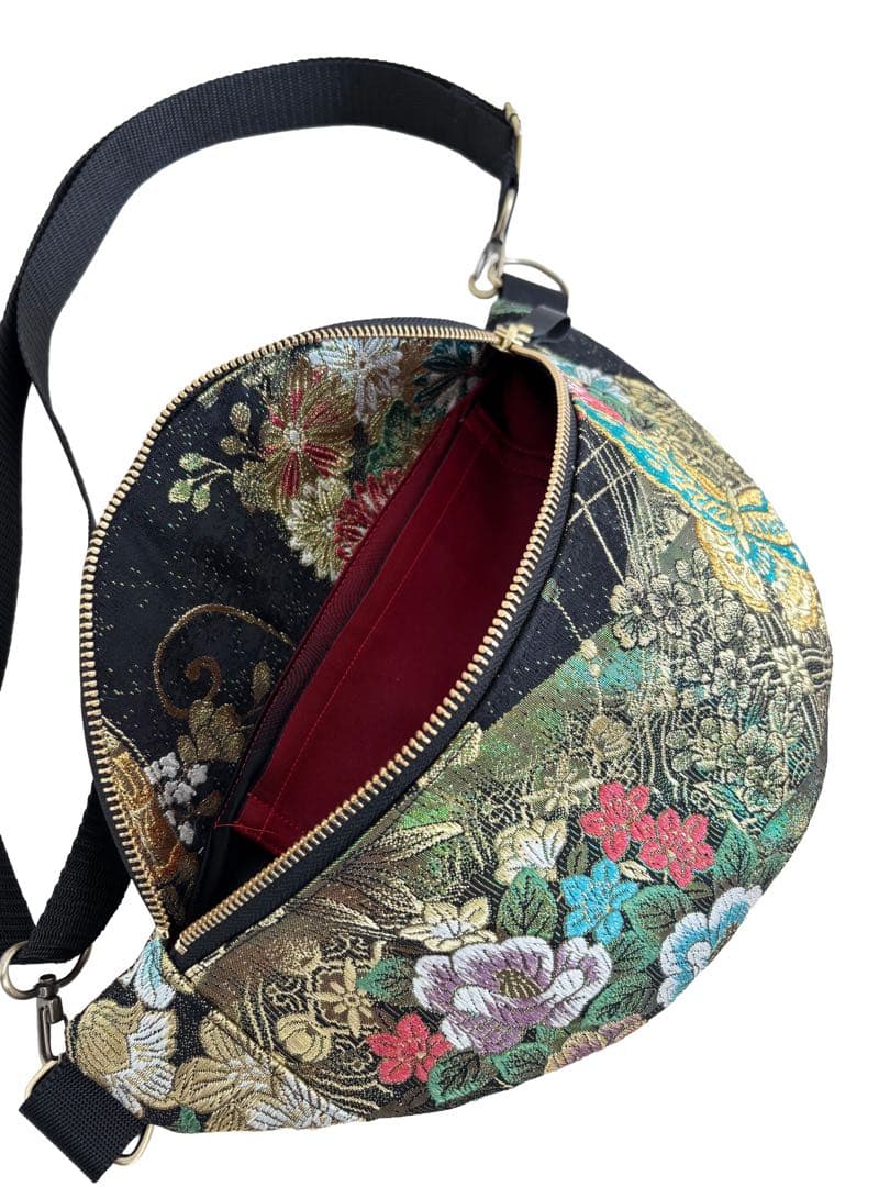 帯リメイクバッグ　ボディバッグ 蝶と四季の花々 ショルダーバッグ 右側に蝶々