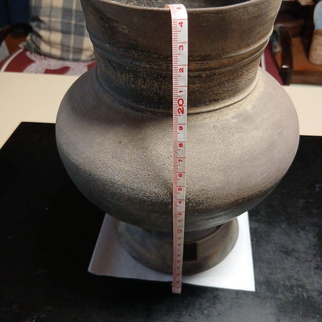 須恵器・首に楔紋のある黒い壺