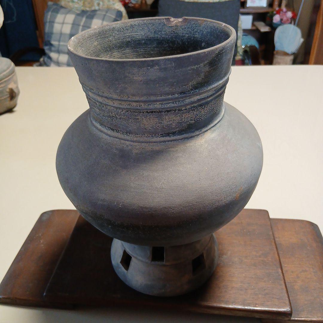 須恵器・首に楔紋のある黒い壺