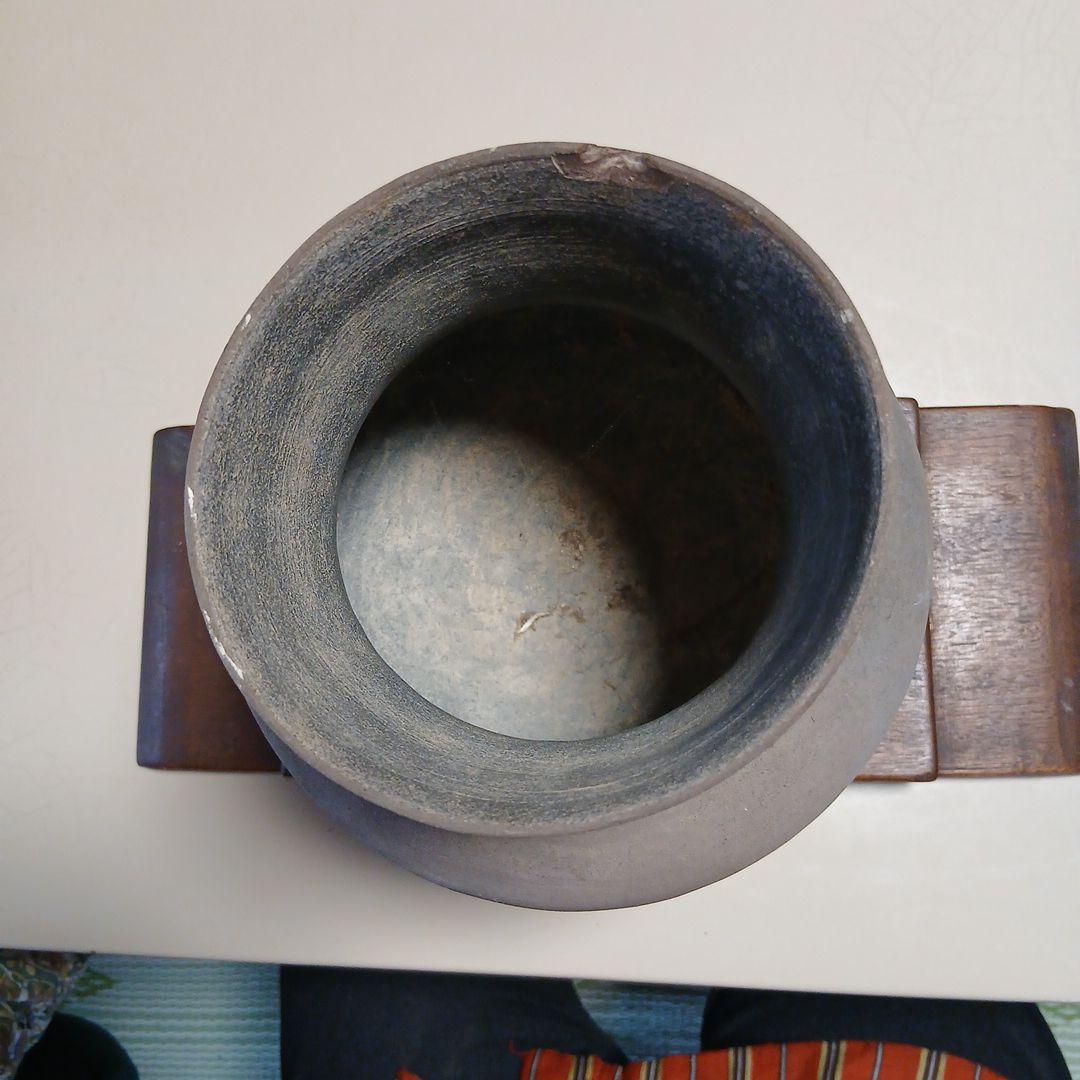 須恵器・首に楔紋のある黒い壺