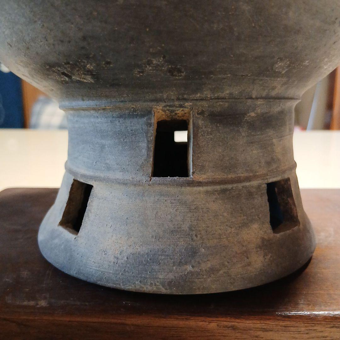 須恵器・首に楔紋のある黒い壺