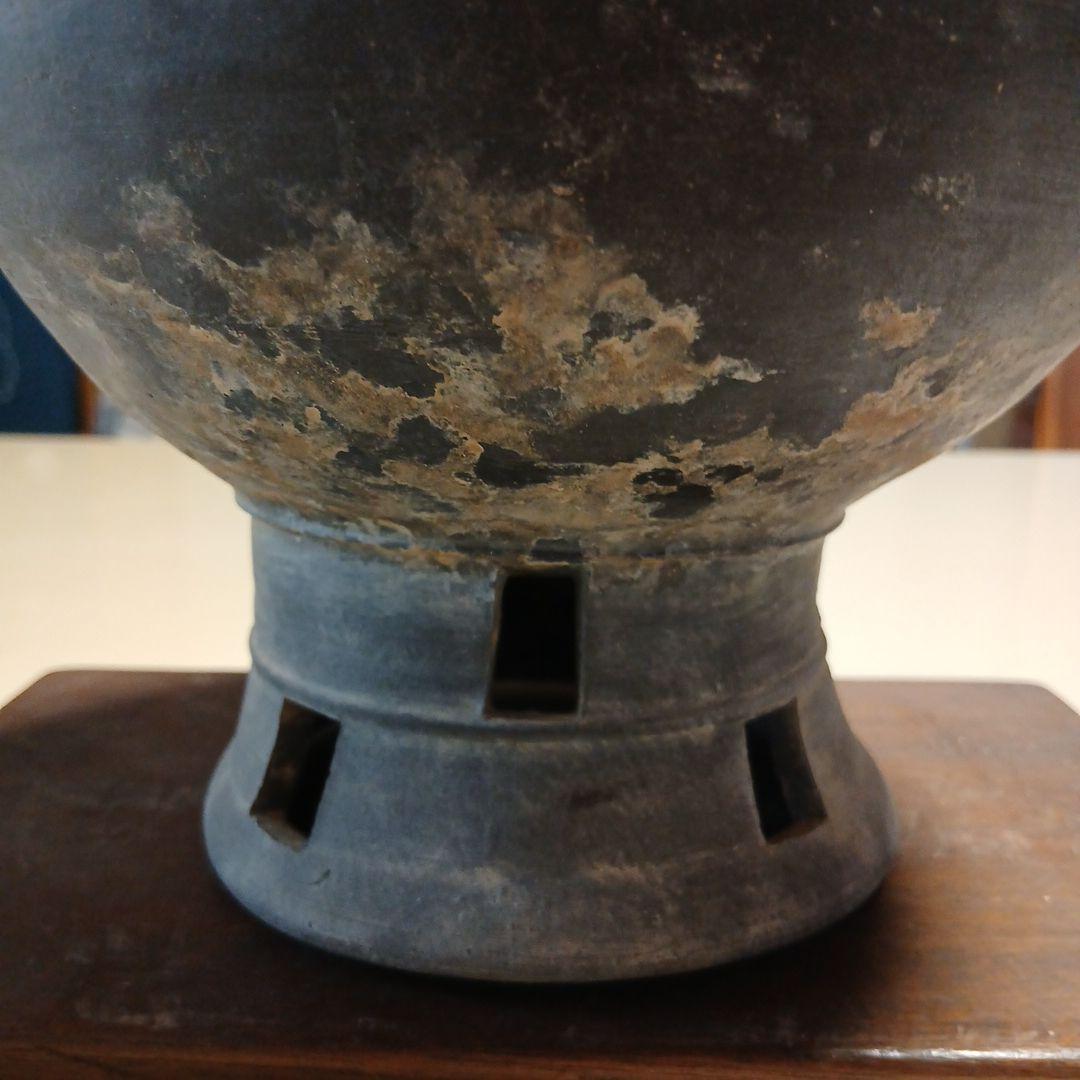 須恵器・首に楔紋のある黒い壺