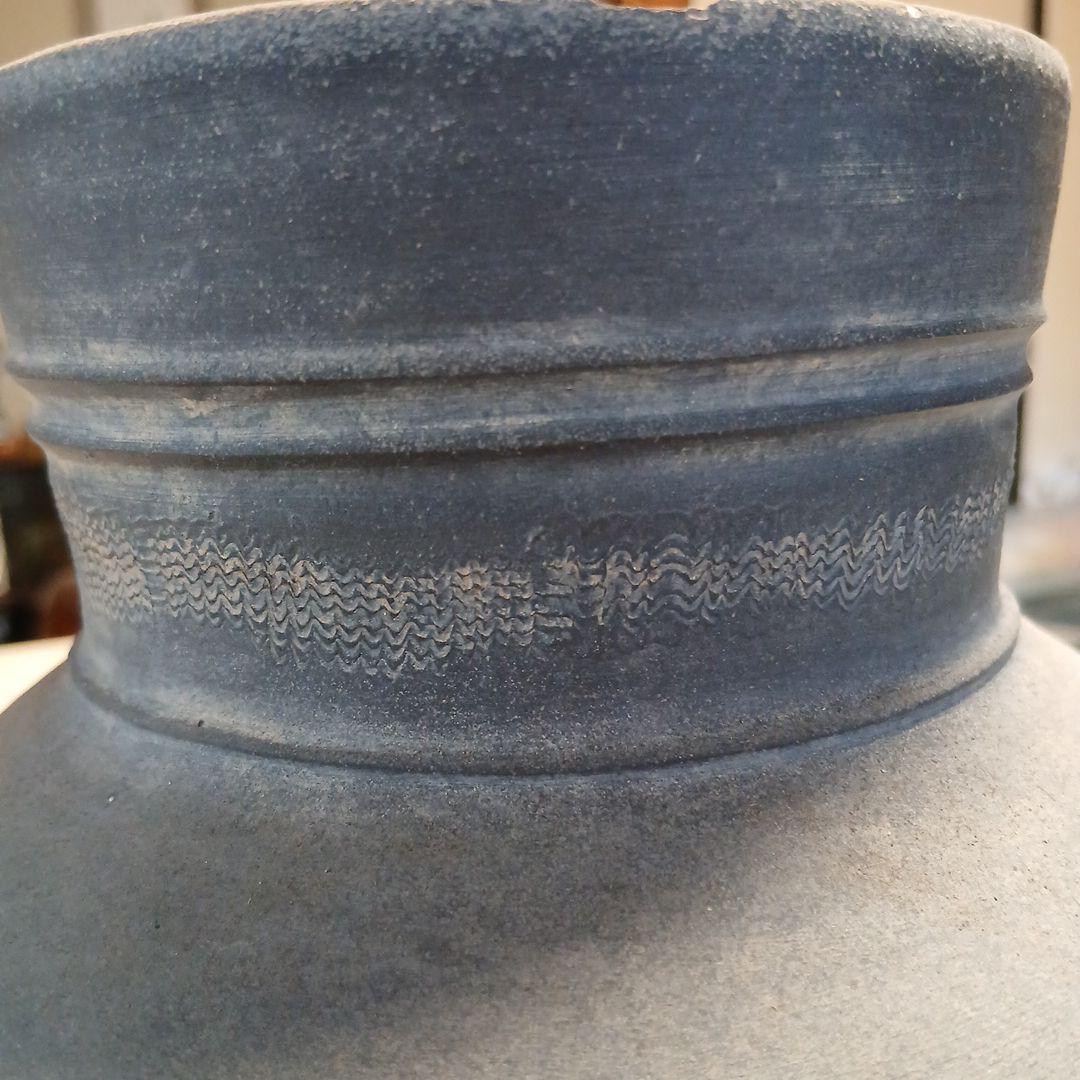 須恵器・首に楔紋のある黒い壺