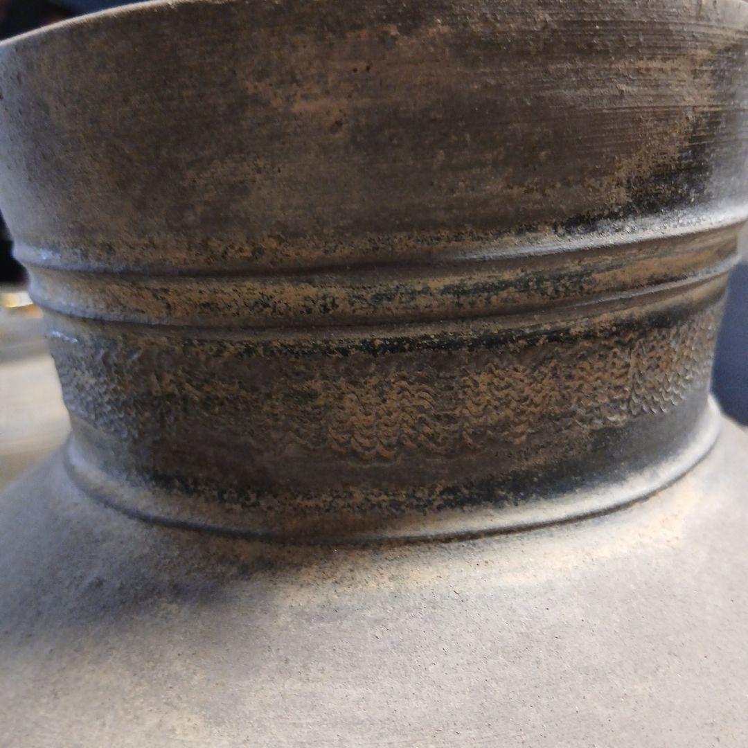 須恵器・首に楔紋のある黒い壺