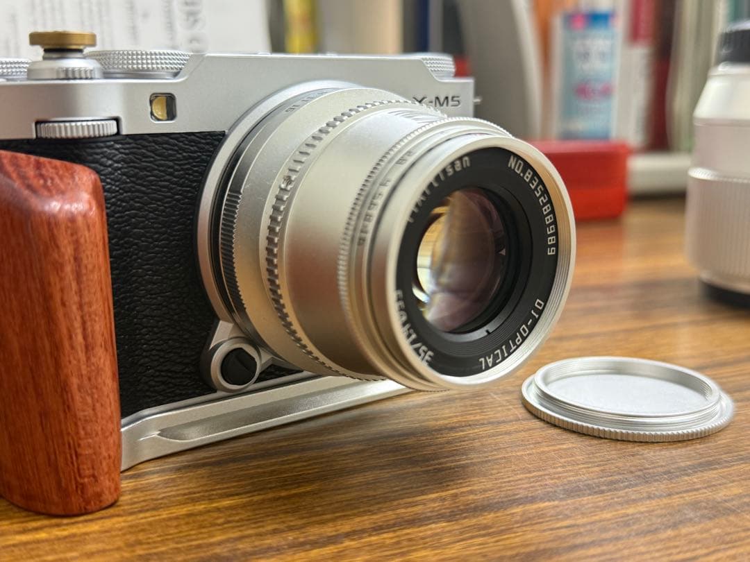 TTArtisan 35mm f/1.4 シルバー レンズ