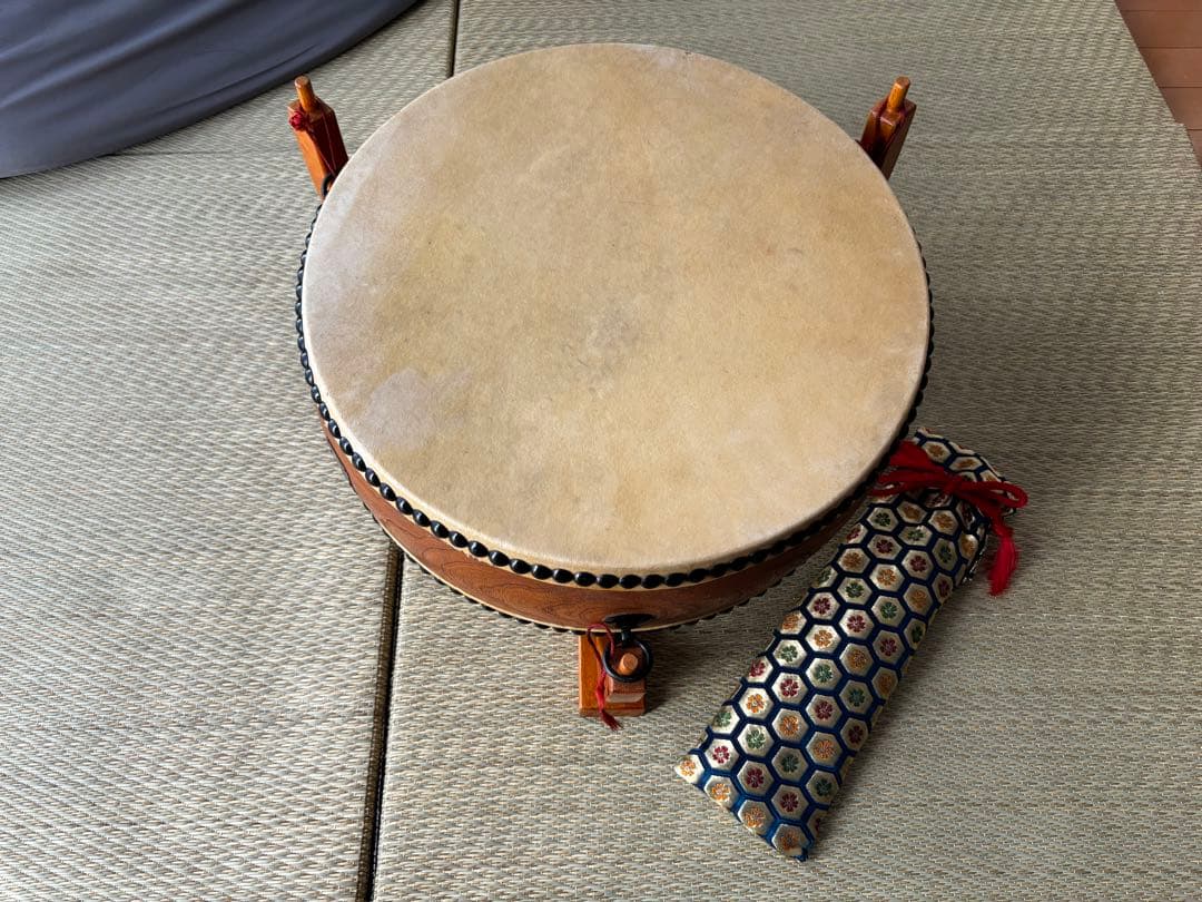 価格15万円程●和太鼓 宮本卯之助 平胴太鼓 1尺3寸 太鼓台、バチ、バチカバー