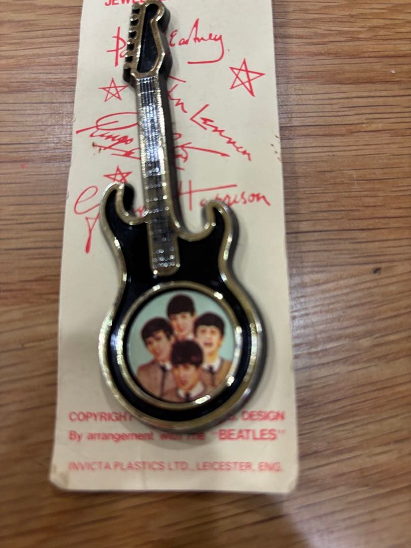 ビートルズ ギター型ブローチ