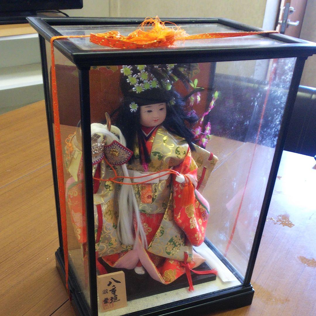 ガラスケース入り人形