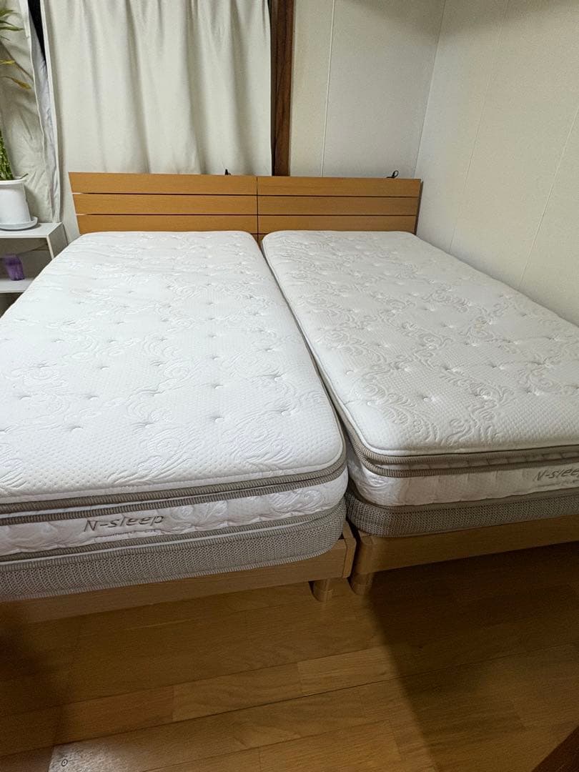 同型シングルベッド2台（マットレス付き）