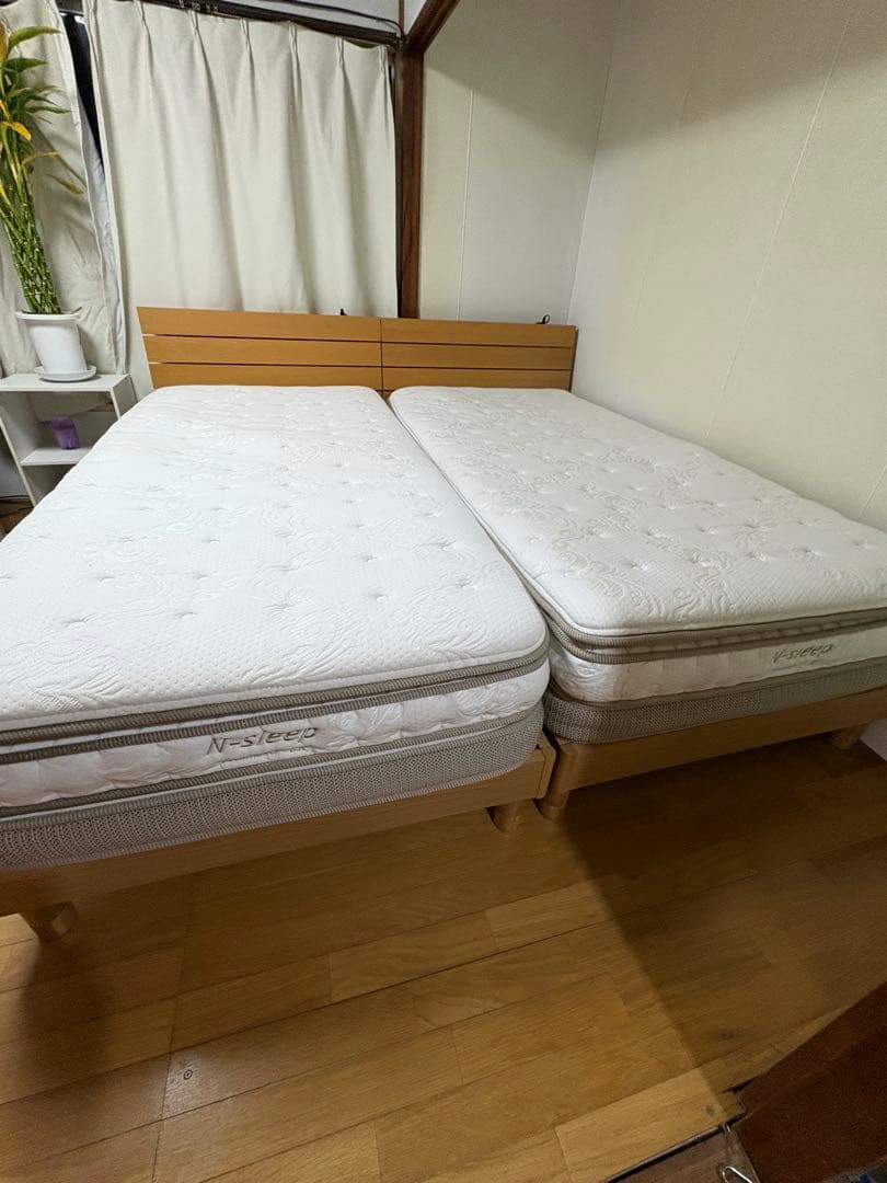 同型シングルベッド2台（マットレス付き）