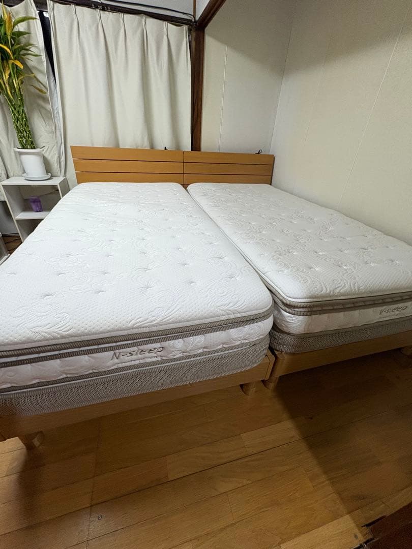 同型シングルベッド2台（マットレス付き）