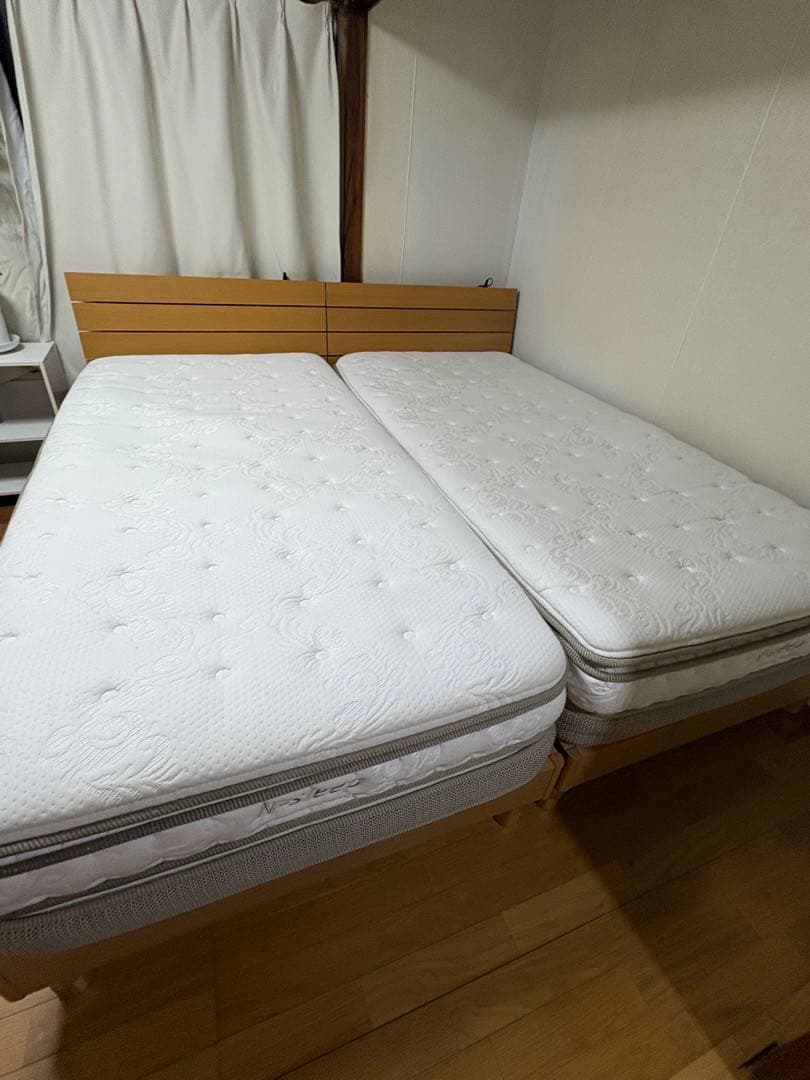 同型シングルベッド2台（マットレス付き）