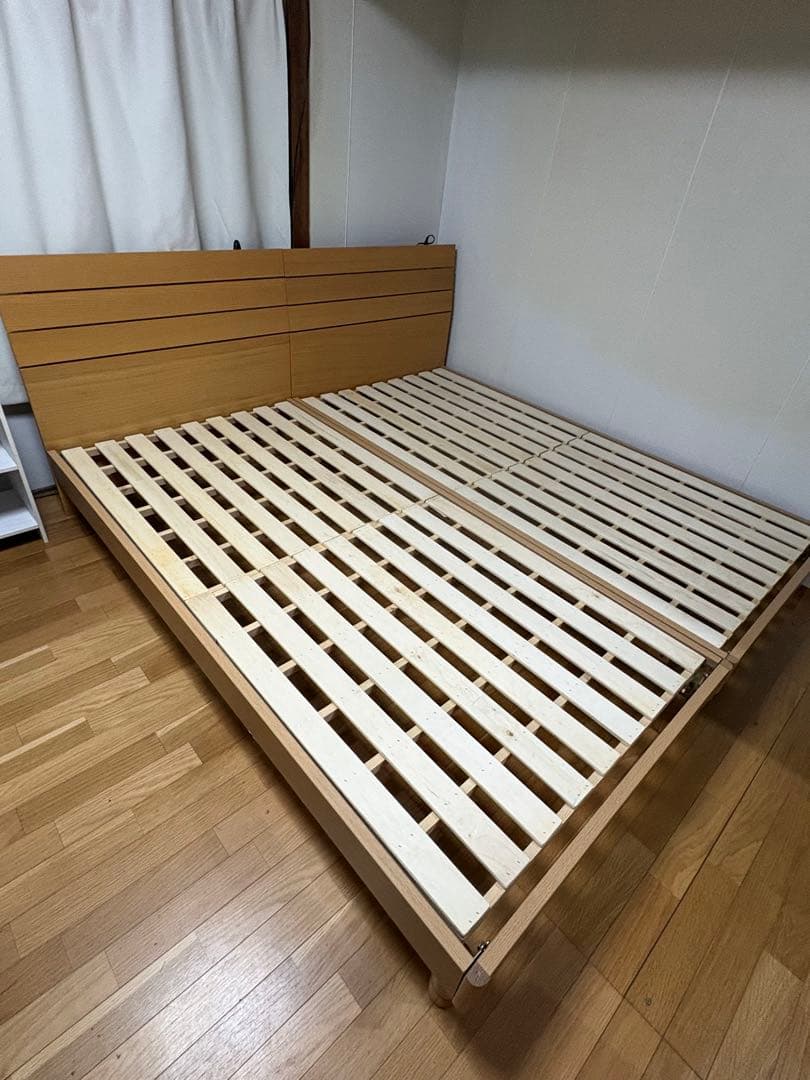 同型シングルベッド2台（マットレス付き）