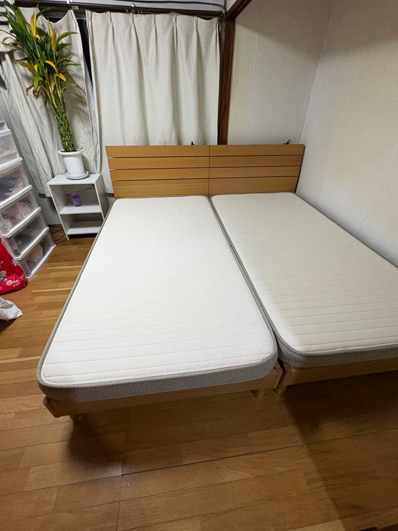 同型シングルベッド2台（マットレス付き）