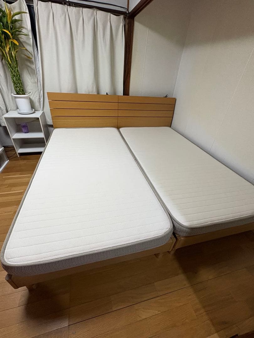 同型シングルベッド2台（マットレス付き）