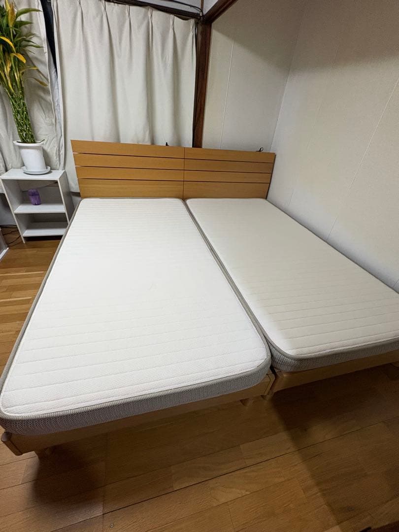同型シングルベッド2台（マットレス付き）