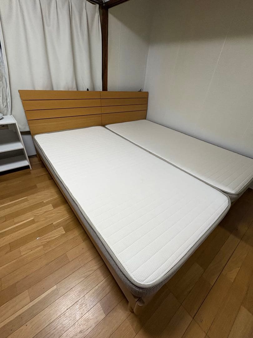 同型シングルベッド2台（マットレス付き）