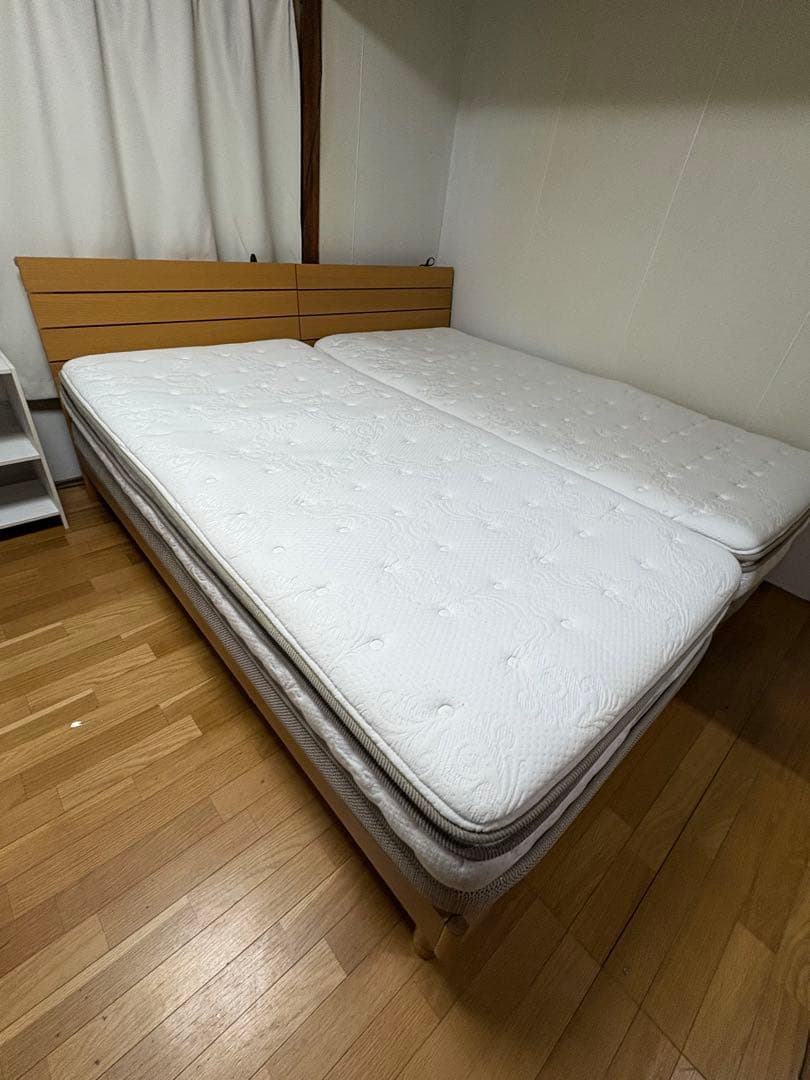 同型シングルベッド2台（マットレス付き）