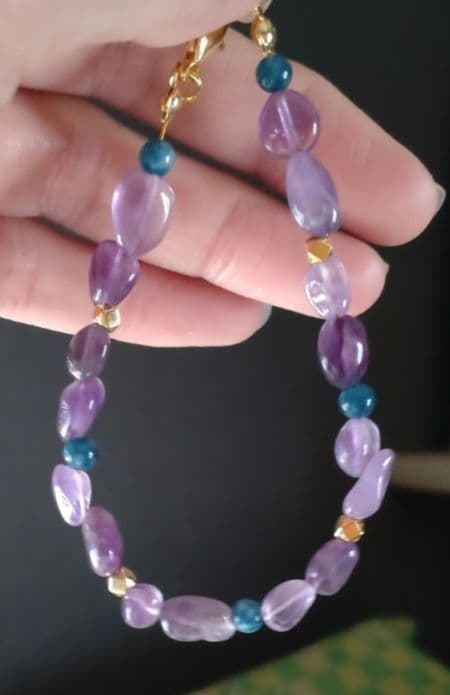 b.129 天然石アメジストとアパタイトのブレスレット・ハンドメイド