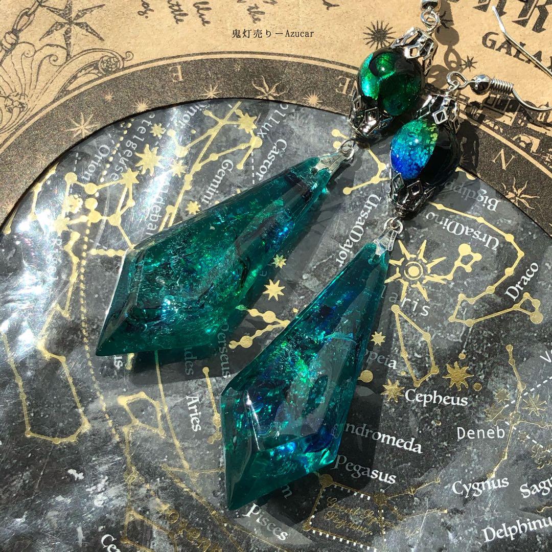 翠色の世界。ガラス封入したペンデュラム　ピアス　イヤリング★蓄光ホタルガラス付き