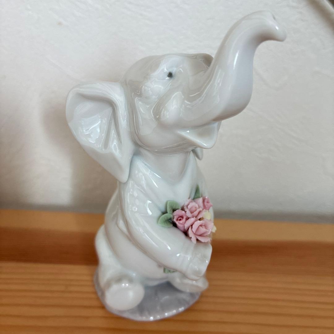 たか様　絶版　リヤドロ　ラッキーインラブ　花を持つ白い小象 置物 インテリア
