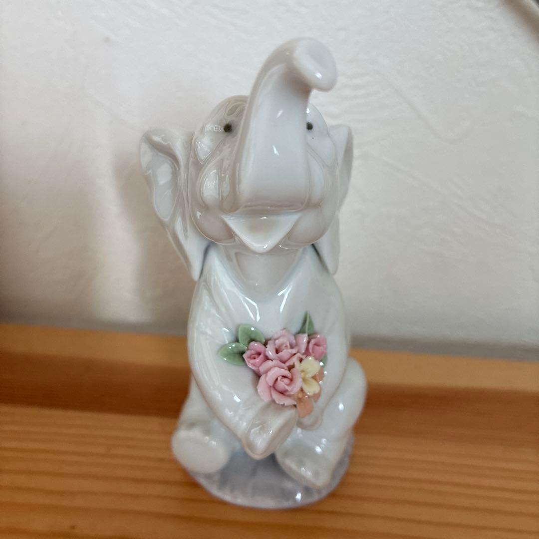 たか様　絶版　リヤドロ　ラッキーインラブ　花を持つ白い小象 置物 インテリア
