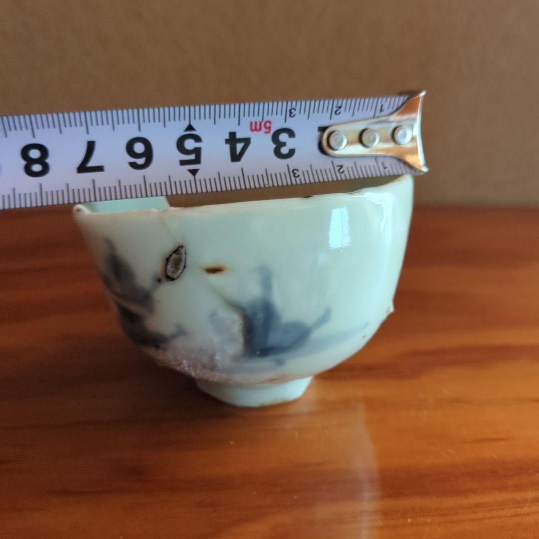 白と青の染付 小さな盃 欠けあり　初期伊万里の陶片