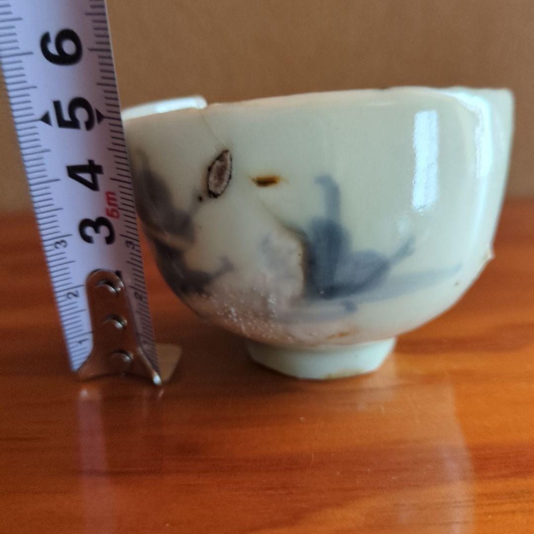 白と青の染付 小さな盃 欠けあり　初期伊万里の陶片