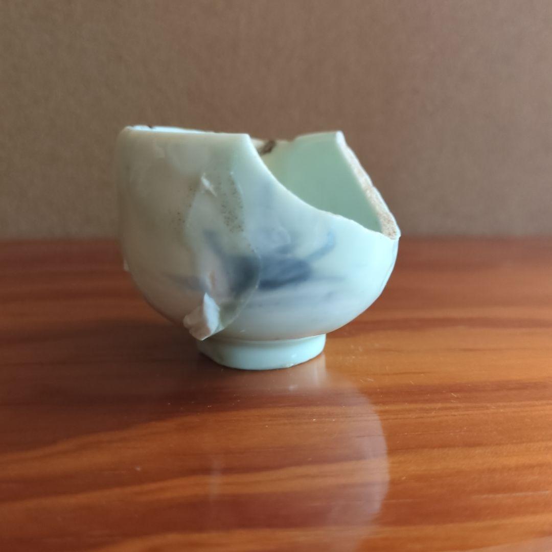 白と青の染付 小さな盃 欠けあり　初期伊万里の陶片