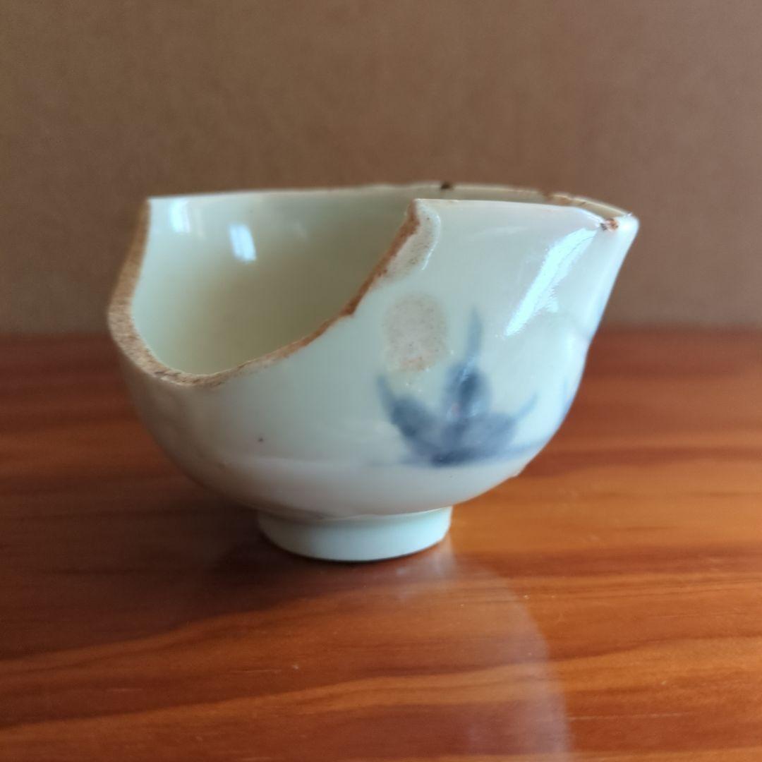 白と青の染付 小さな盃 欠けあり　初期伊万里の陶片