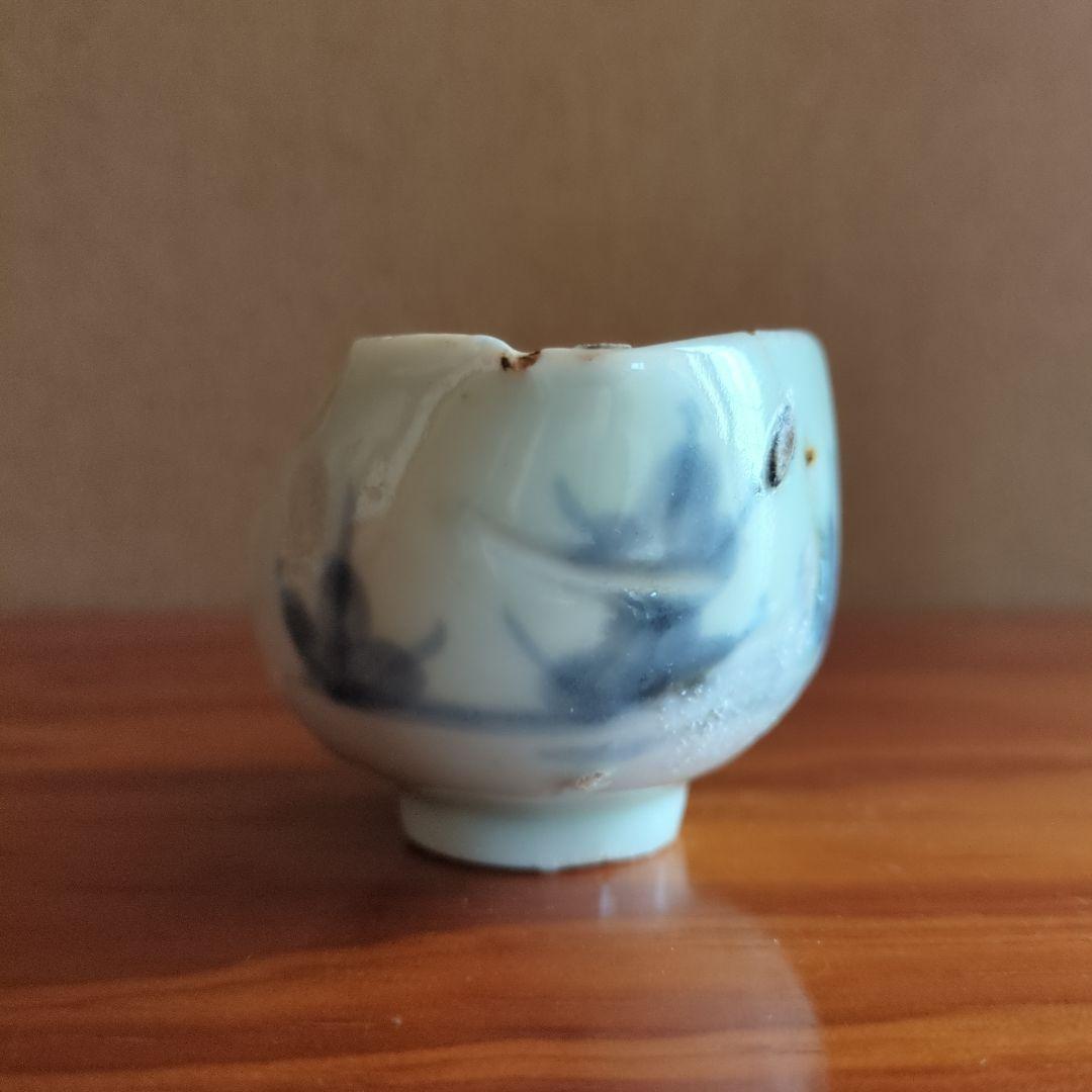 白と青の染付 小さな盃 欠けあり　初期伊万里の陶片