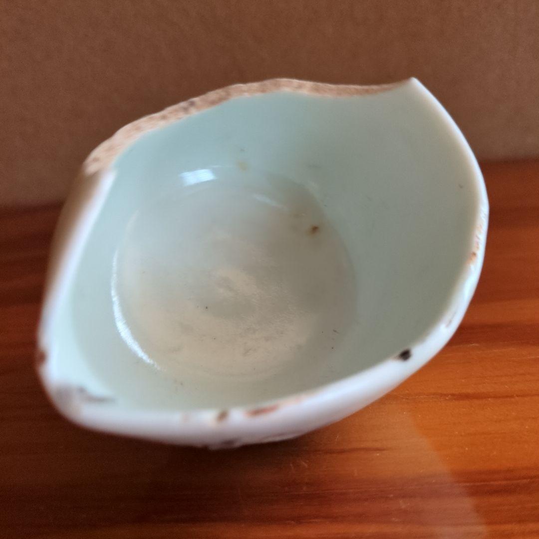 白と青の染付 小さな盃 欠けあり　初期伊万里の陶片
