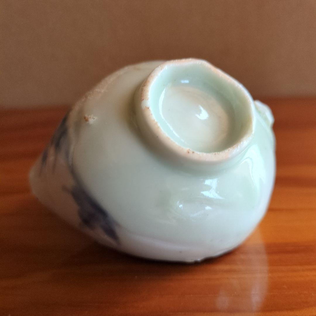 白と青の染付 小さな盃 欠けあり　初期伊万里の陶片