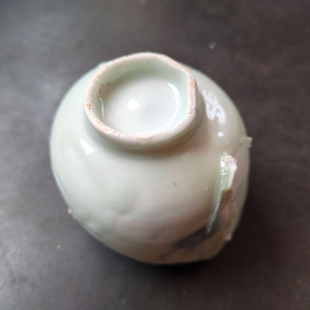 白と青の染付 小さな盃 欠けあり　初期伊万里の陶片