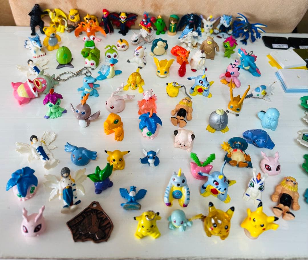 ポケモン デジモン？ミニフィギュアと台のセット