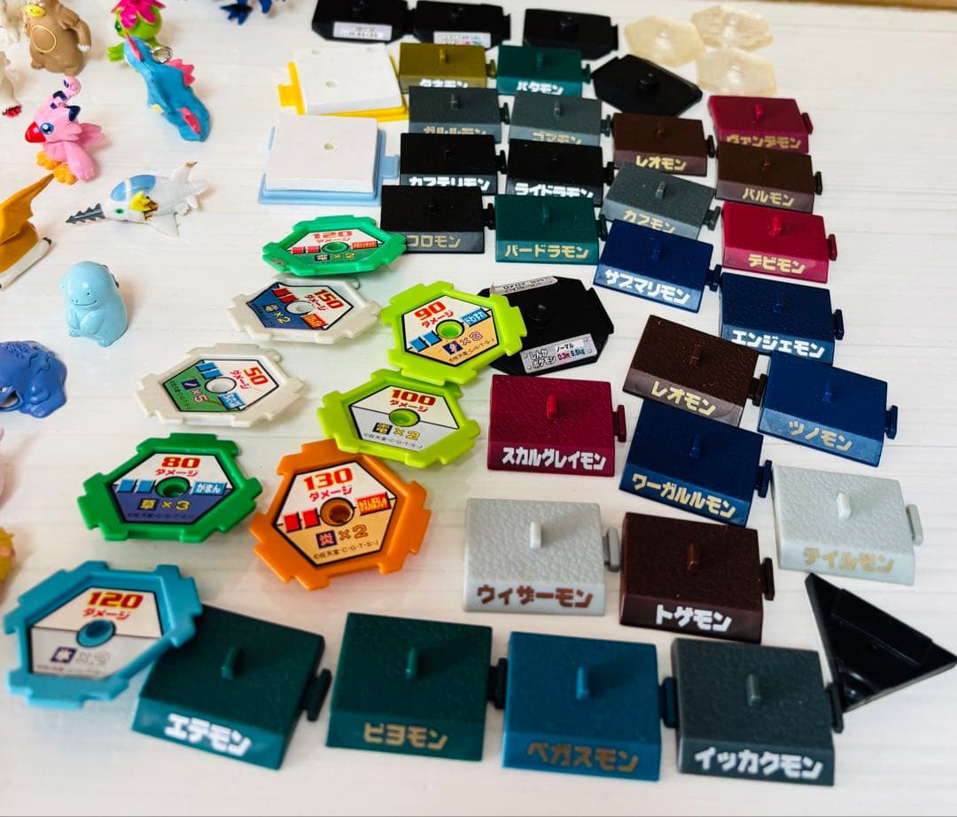 ポケモン デジモン？ミニフィギュアと台のセット