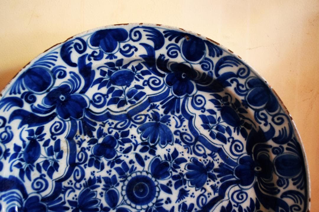 18世紀（1750年–1780年頃）デルフト チャージャー（壁掛皿）