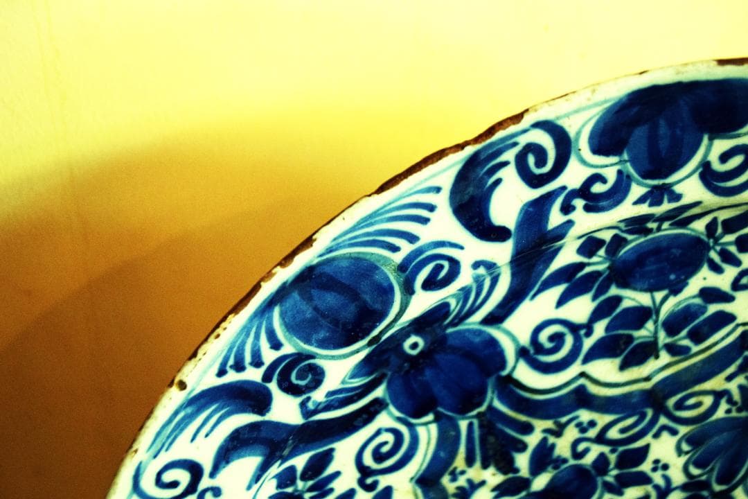 18世紀（1750年–1780年頃）デルフト チャージャー（壁掛皿）