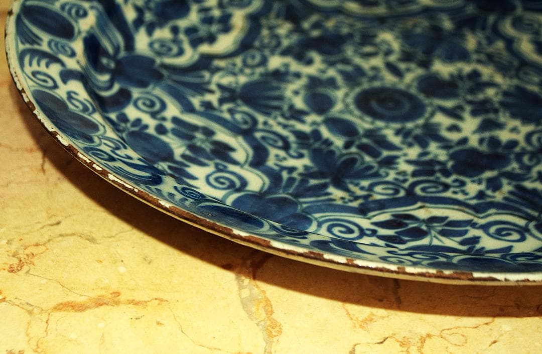 18世紀（1750年–1780年頃）デルフト チャージャー（壁掛皿）